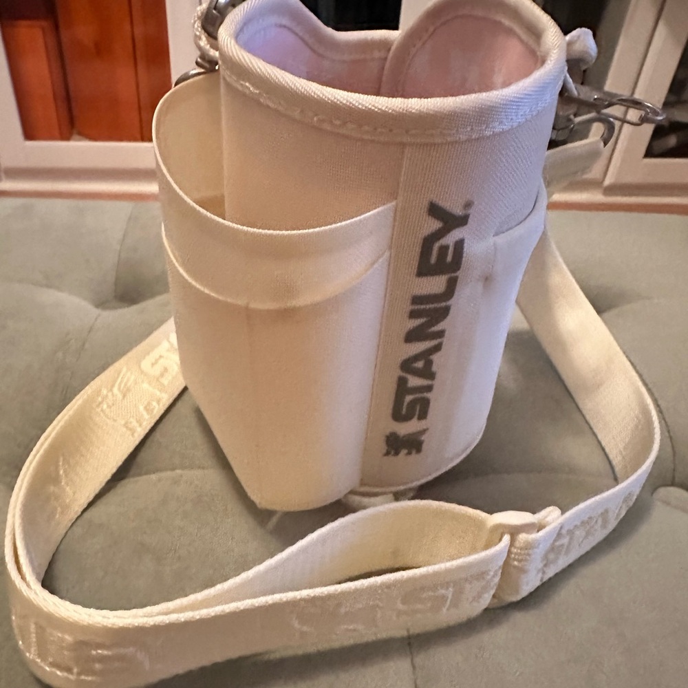 Stanley 40OZ quencher carry all